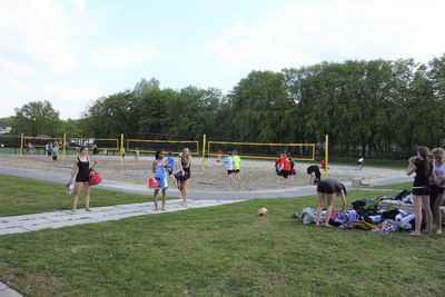 853420 Gezicht op de beachvolleybal velden bij de Sporthal Nieuw Zuilen (Burgemeester Norbruislaan 680) te Utrecht, ...